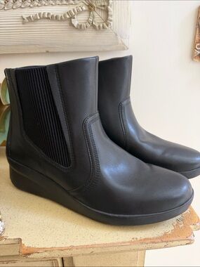 CLARKS Suttyn Rae Wedge Heel Boots